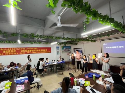 漳州市漳浦县举办高素质农民短视频直播电商培训班