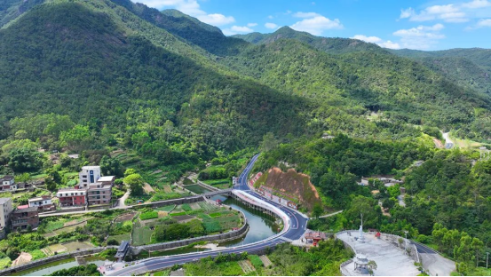 泉州洛江：乡村道路“白改黑” 铺就乡村振兴路