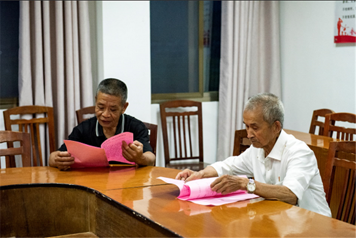 老党员康树尧带领小湖村老人学习党史微教材.吴大灼 摄