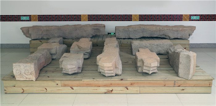 老君岩造像周边发现的宋代石质建筑构件（成冬冬拍摄）.JPG