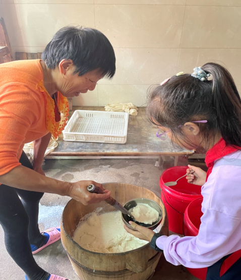 一起做豆腐吃出幸福感浮梁县江村学校开展课堂实践活动