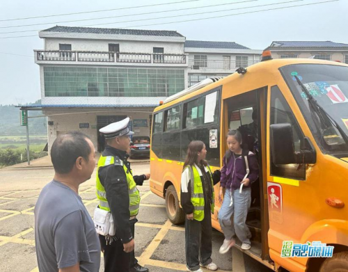 此次行動共檢查校車24臺次,勸導學生乘車戴帽近300人次.