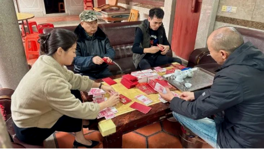 晋江磁灶村民办喜事助公益 1800多名老人领新年红包