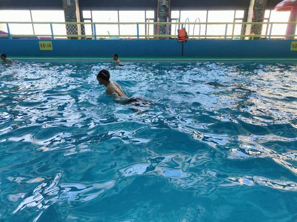 重庆九龙滩游泳图片
